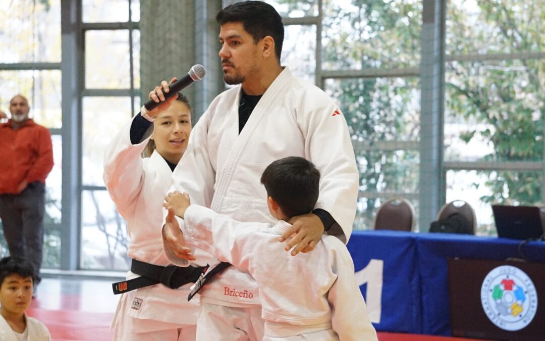 Mary Dee Vargas y Thomas Briceño comparten con los judokas infantiles en las Copas de Carabineros